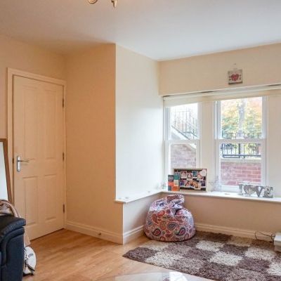 2 Bedrooms Broomfield Crescent - Photo 1