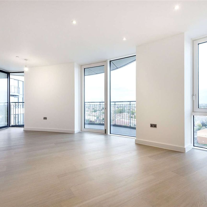 Stunning 11th floor apartment in a modern development next to Barking station. - Photo 1