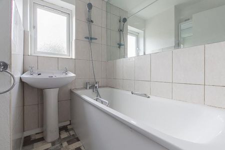 First floor 2 bedroom property located in the heart of Crouch End - Photo 3