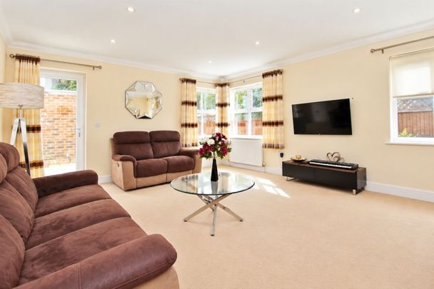 Well Lane, Woking - 3 bedrooms Property for lettings - Seymours - Photo 1