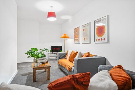 6 Bed Terraced House, Timber Dene, BS16 - Photo 2