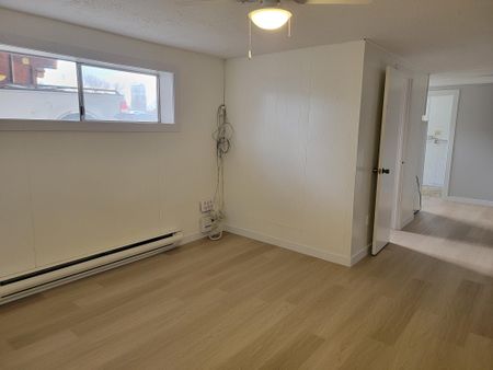 Renovated 4 Bedroom Duplex near Knox Mountain - Photo 4