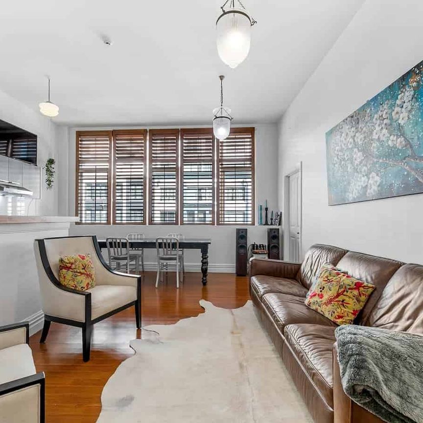 Unique fully furnished 3-bedroom apartment - City living! - Photo 1