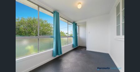 Newly Refreshed Family Home in Sought-After Murarrie - Photo 4