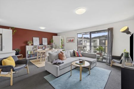 Sun filled apartment - Photo 2