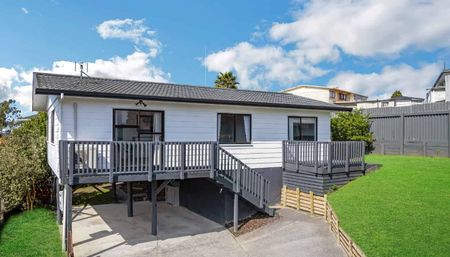 Sunny 3-Bedroom Home - Decks, Storage & Double Carport - Photo 4