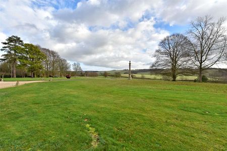 Private Bell Tower apartment within the grounds of the impressive Britwell House in the rolling Oxfordshire countryside - Photo 3