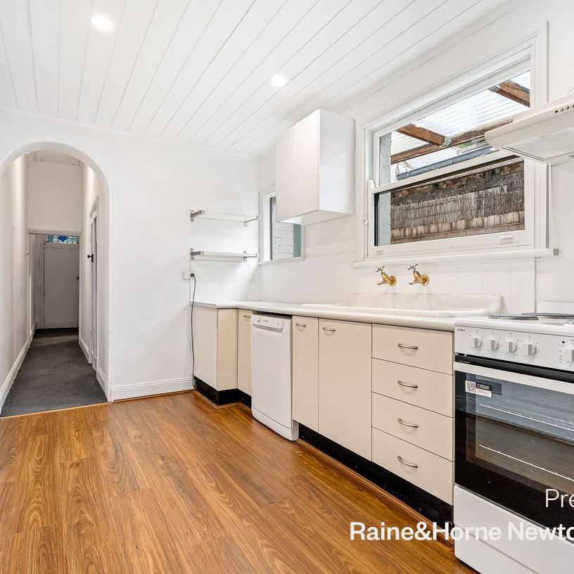 A refined 2 bed residence boasting character & prime location - Photo 1