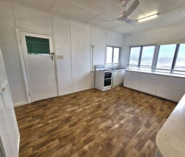 Charming Highset Family Home with Spacious Yard - Photo 4