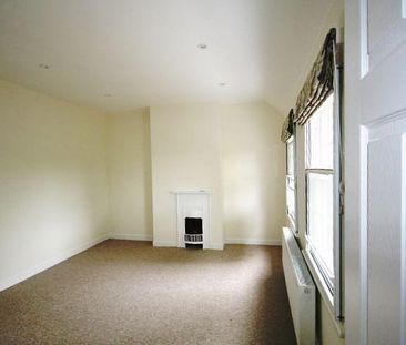 2 bedroom end of terrace house to rent - Photo 3