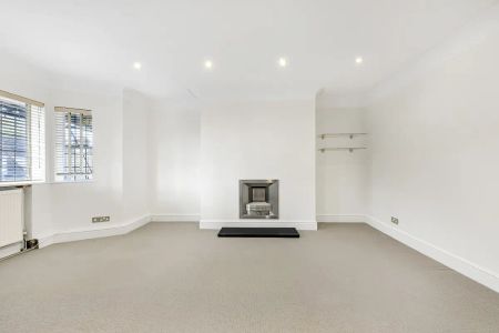 2 bedroom flat in London - Photo 2