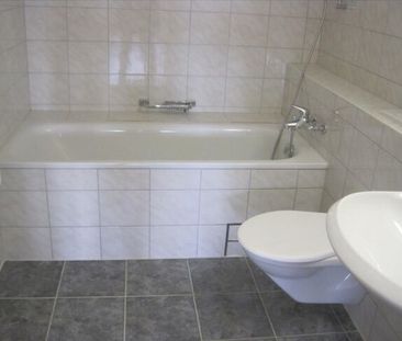 Central location with lake view - Photo 5