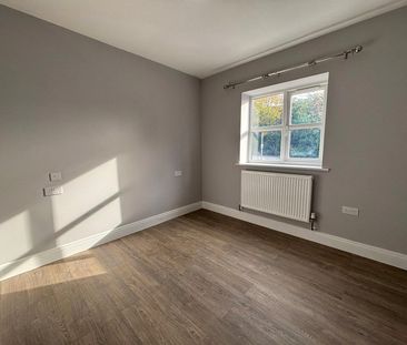 Crescent Drive, Aldershot, Hampshire, GU12 - Photo 2