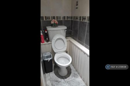 1 bedroom in a house share to rent - Photo 2