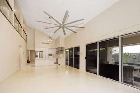 Sophisticated Executive Home - Every Detail Exceeded - Photo 3