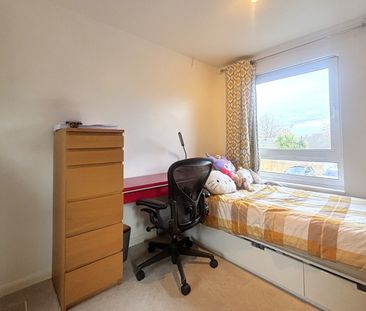 Japonica Close, Woking - 3 bedrooms Property for lettings - Seymours - Photo 4