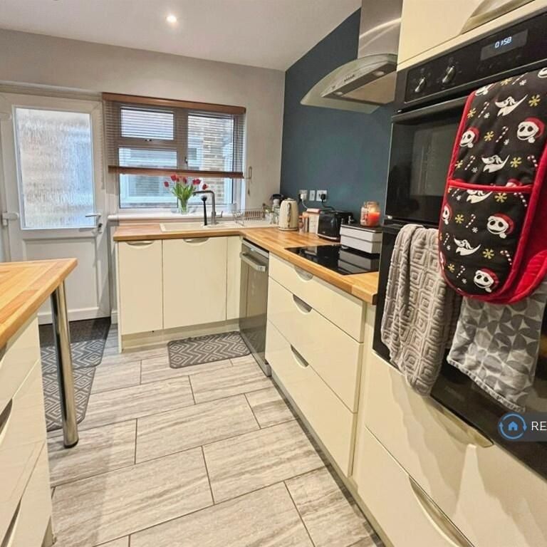 3 bedroom semi-detached house to rent - Photo 1