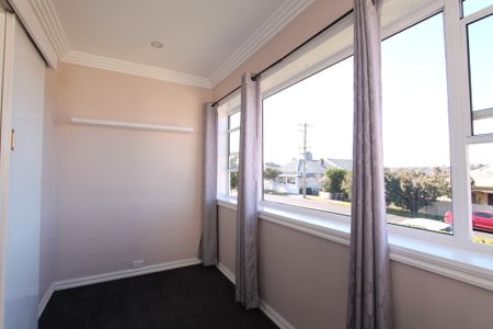 Beautiful Modern Home - Photo 5