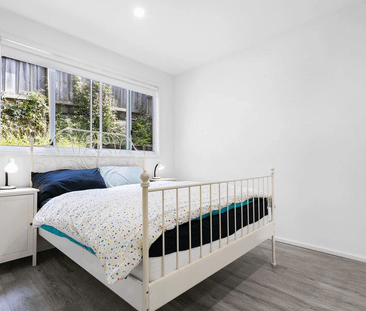 Modern Home in a Quiet, Leafy Setting - Photo 4