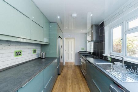 4 bedroom semi-detached house to rent - Photo 5