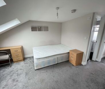 Baxter Street, Brighton - LOVELY STUDENT PROPERTY - Photo 3