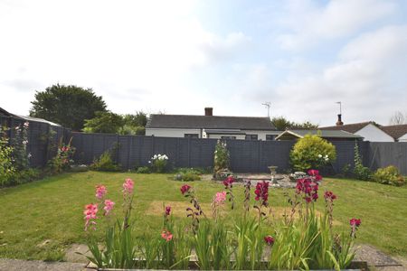 2 bedroom detached bungalow to rent, - Photo 2