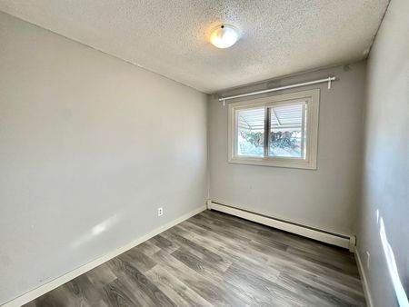 Killarney Manor 9108 127 Avenue NW - Photo 3