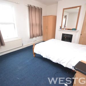 1 bedroom Flat To Let - Photo 2