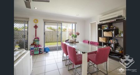 MAGNIFICENT 3 BEDROOM FAMILY HOME A STONES THROW TO BURLEIGH BEACH - Photo 2