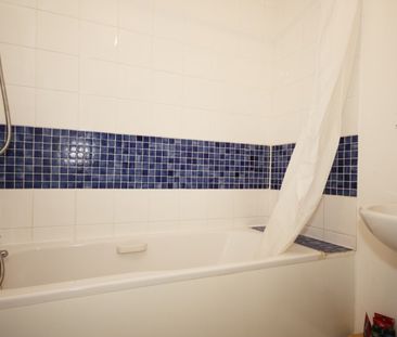 White Rose Lane, Woking - Photo 4