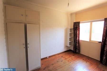 WELL PRESENTED UNIT IN EXCELLENT LOCATION - Photo 3