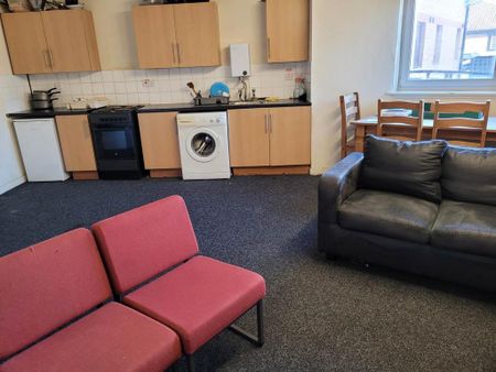 1 bedroom in a house share to rent - Photo 2
