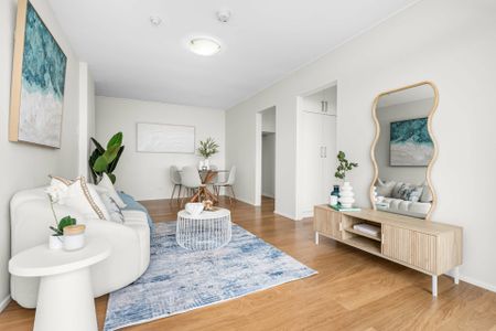 Light Filled & Renovated with Shimmering City Skyline & Harbour Views - Photo 4