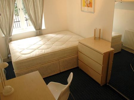 1 bedroom in a house share to rent - Photo 2