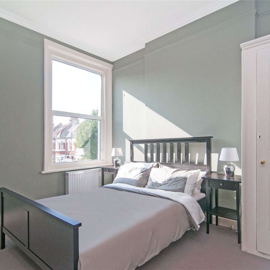 Stunning two bedroom flat with fantastic living space and views over Clapham Common. - Photo 1