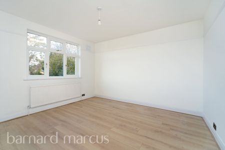 Edenfield Gardens, Surrey, Worcester Park - Photo 4