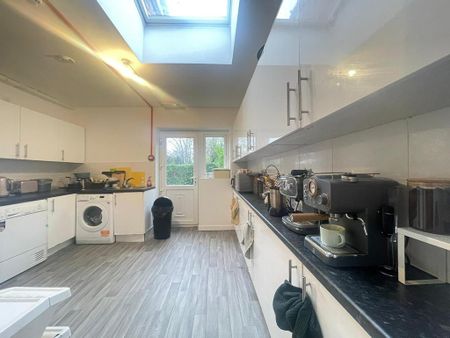 6 bedroom semi-detached house to rent - Photo 5