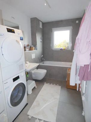 Moderne 4-Zimmer-Dachgeschoss-Wohnung mit Einbauküche und Aufzug im Haus - Photo 1