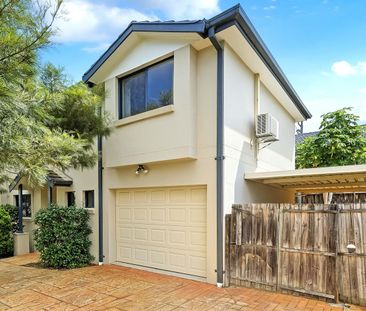 Spacious & Stylish Townhouse In Convenient Location - Photo 6