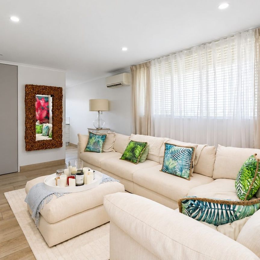 Beautifully Renovated Two-Bedroom Apartment in a Quiet Boutique Complex - Photo 1