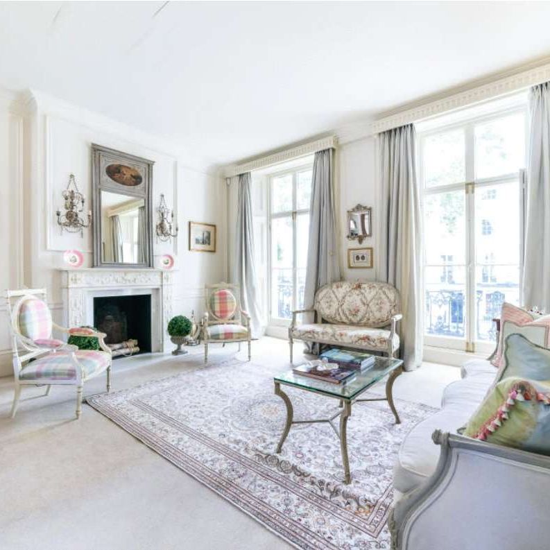 An elegant and well proportioned, six bedroom family home located on a prime garden square in the heart of Chelsea. - Photo 1