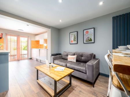 OX Living is proud to present this high-quality 6-bedroom co-living property, perfect for working professionals looking for stylish, stress-free living. Room 5 - Photo 2