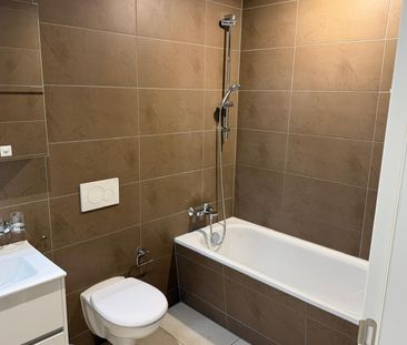 Luxuriöse 2 1/2 Zimmer-Wohnung mit eigenem Waschturm und grossen Ba... - Foto 5