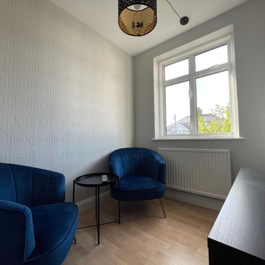 Newly Decorated Double Room in Hounslow Room B - Photo 1