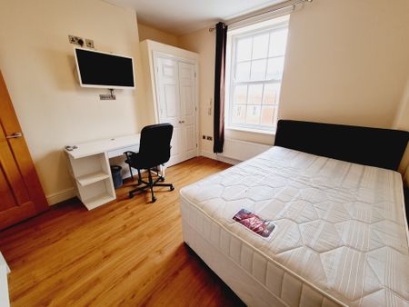 9 Bed Student Accommodation - Photo 2