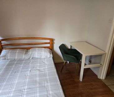 Room in a Shared House, Penrith Close, SW15 - Photo 3
