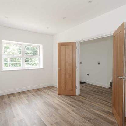 5 bedroom property to rent in Epsom - Photo 1