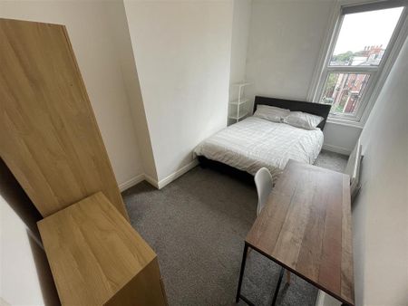 1 bedroom in a house share to rent - Photo 2