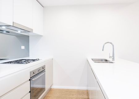 Two Bedroom Security Apartment With Parking - Photo 3