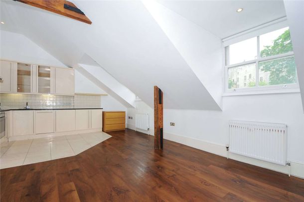 A top floor apartment located within central Windsor, benefiting from period features and lovely views over Windsor Castle. - Photo 1